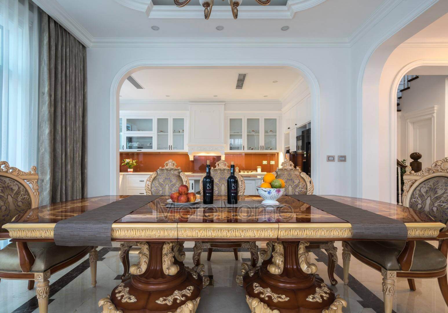 Nội thất phòng ăn trong căn biệt thự Hải Phòng được thiết kế với gam màu vàng chủ đạo, được tô điểm bởi những chiếc ghế màu nâu tạo sự hài hòa Thiết kế phòng ăn biệt thự